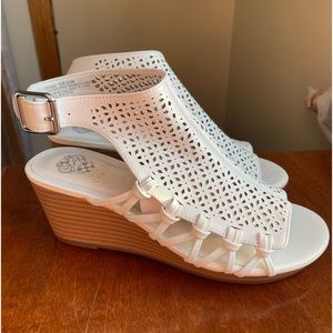 Vince Camuto CG-Obal Girls size 4 M white leather sandals